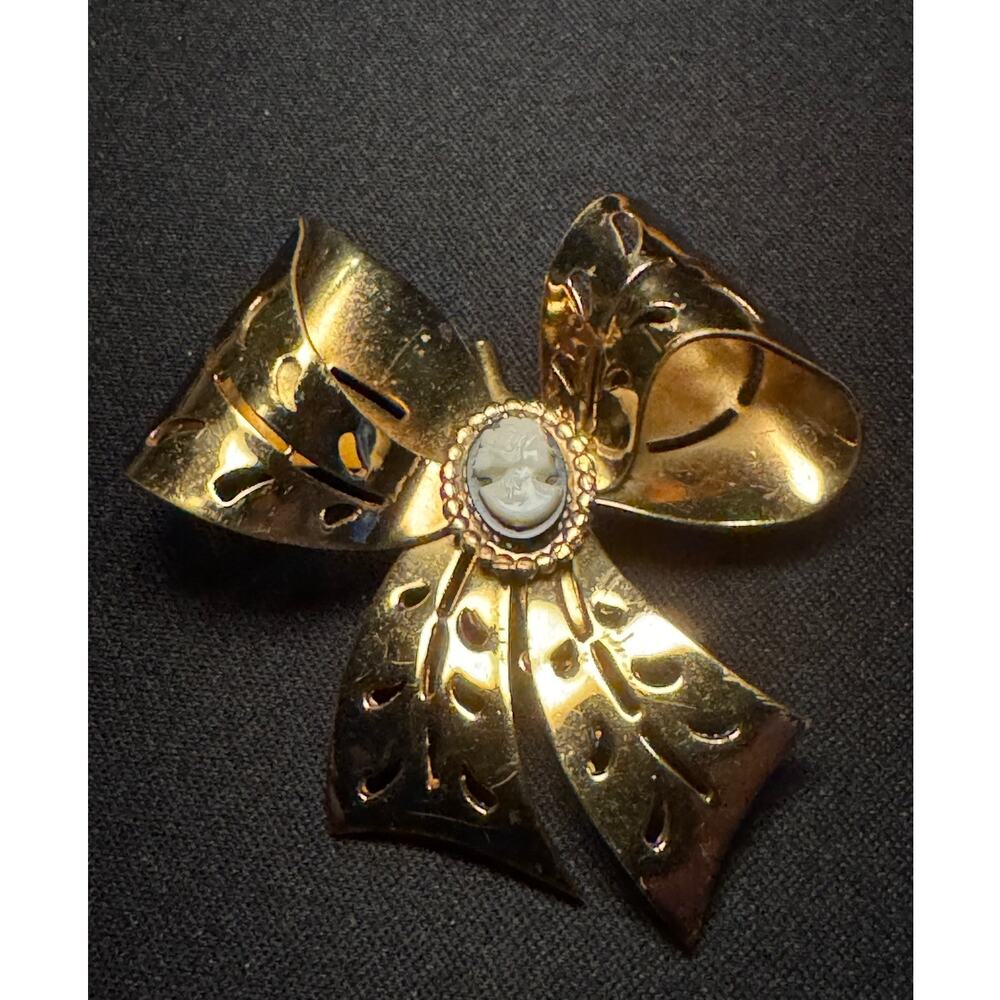 Vintage Coro Cameo Set In A Gold Tone Bow Brooch